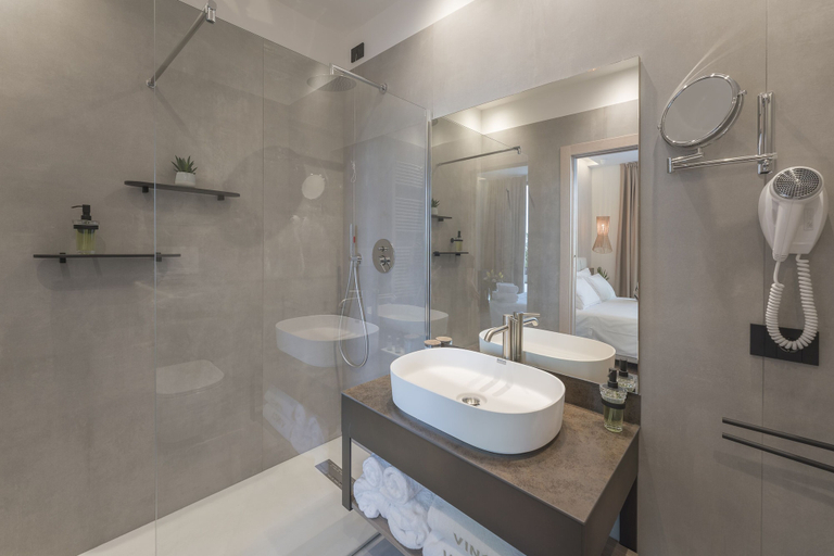 Bathroom 5, Hotel Vinci Sirmione, Brescia