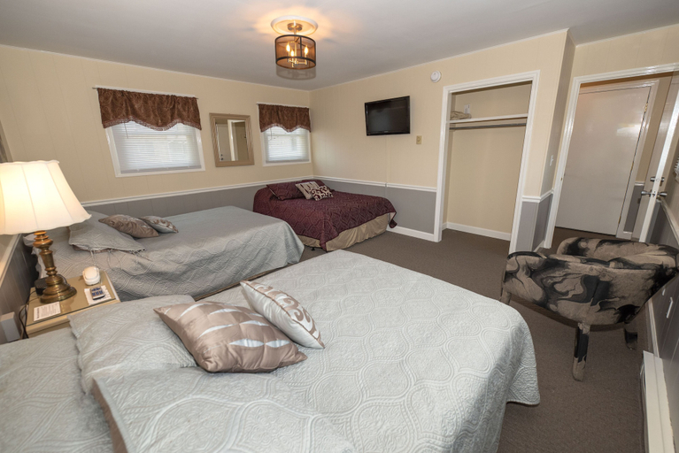 Bedroom 3, Simmons Motel, Dauphin