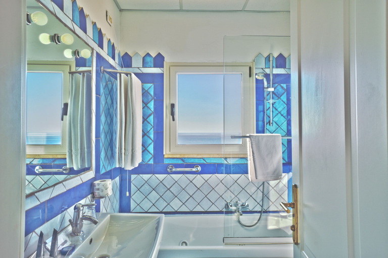 Bathroom 5, Grand Hotel San Pietro, Salerno