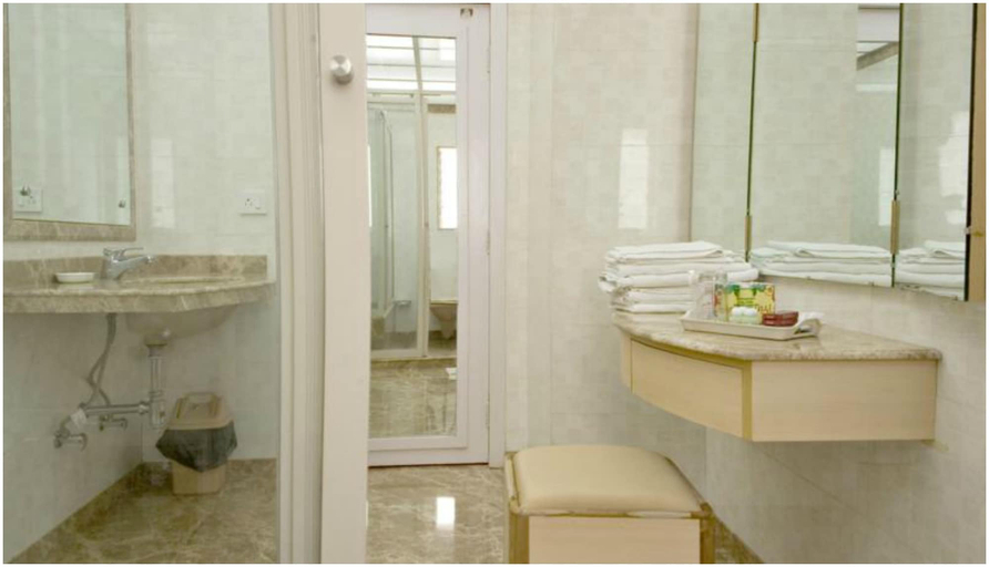 Bathroom 4, Hotel Godwin, Mumbai City