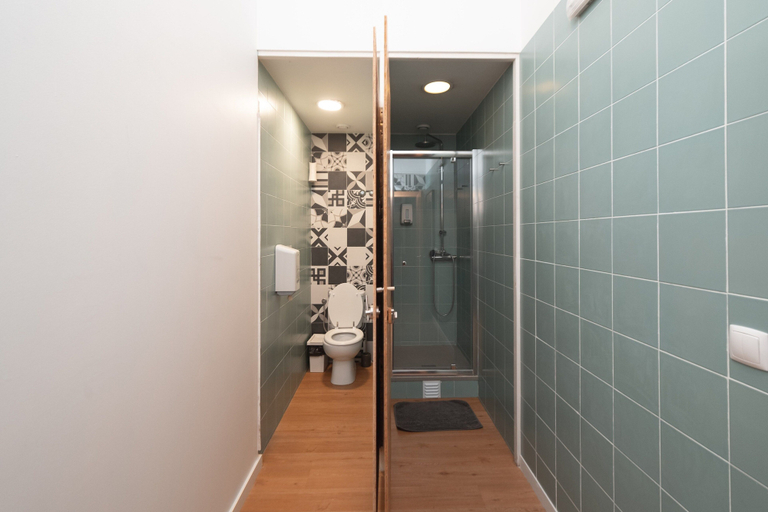 Bathroom 4, Lisbon Destination Hostel, Lisbon