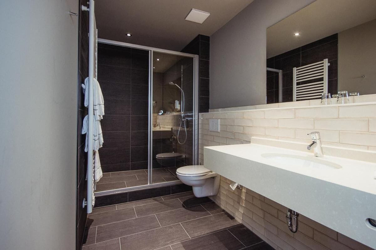 Bathroom 3, Goldene Traube - by Neugart, Bernkastel-Wittlich
