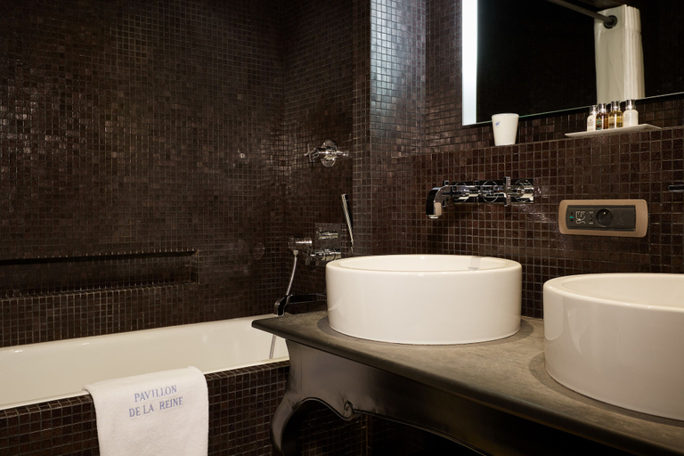 Bathroom 5, Pavillon de la Reine & Spa, Place des Vosges, Paris