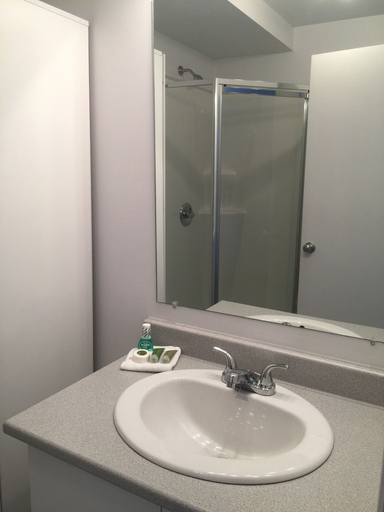 Bathroom 3, Duvernay Studios and Suites, Communauté-Urbaine-de-l'Outaouais