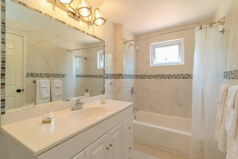Bathroom 4, Hospitality Expert CP