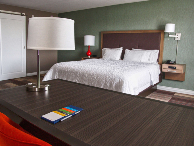 Bedroom 2, Hampton Inn & Suites Moore, Cleveland