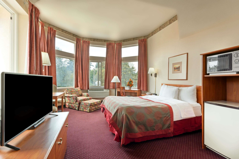 Bedroom 3, Ramada by Wyndham SeaTac Airport North, Tukwila