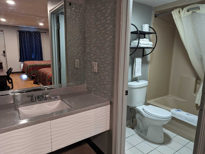 Bathroom 5, Executive Inn Coopersburg, Lehigh
