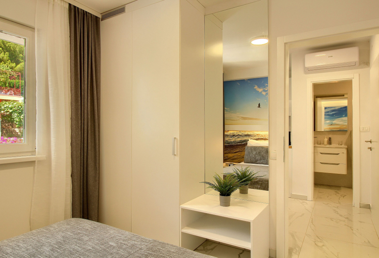 Others 5, Marula, Gradac