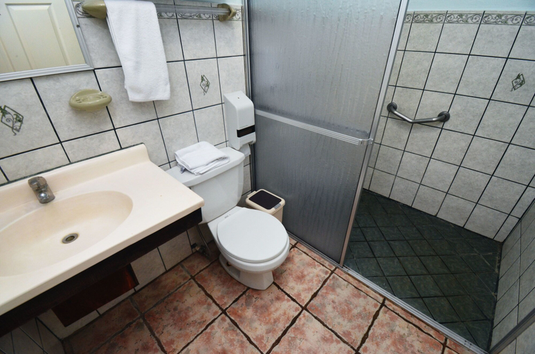 Bathroom 4, Hotel Mangaby, Carrillo
