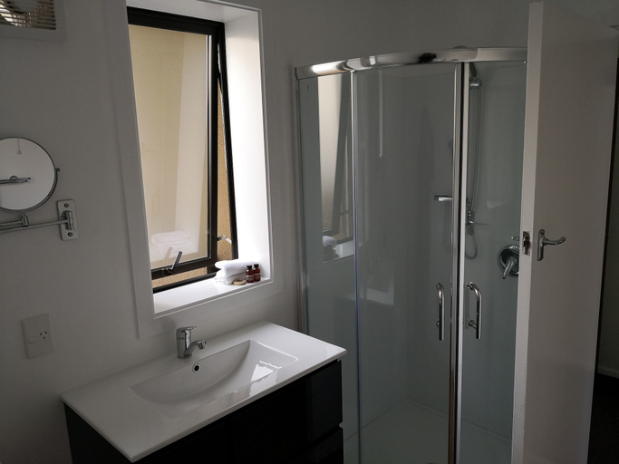Bathroom 3, Owens Motel, Dunedin