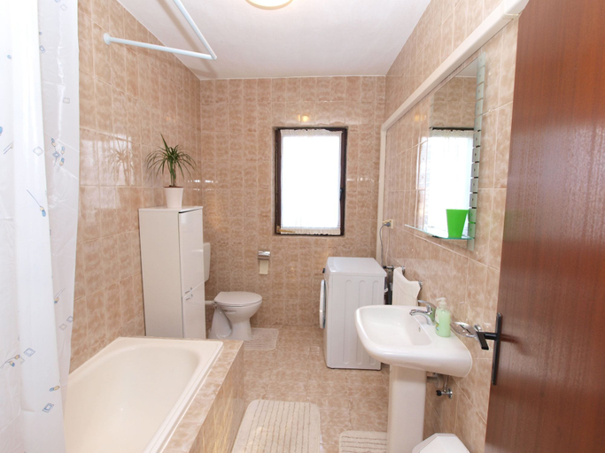Bathroom 3, Apartment 946, Pula