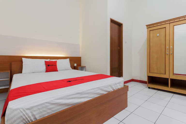 Bedroom 1, KoolKost Syariah near Ayani Mega Mall Pontianak, Pontianak