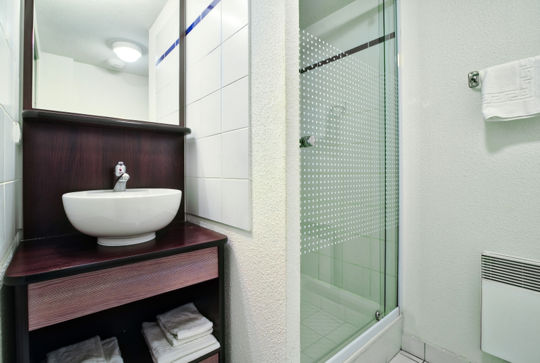Bathroom 4, Comfort Aparthotel Les Hauts d'Annecy, Haute-Savoie