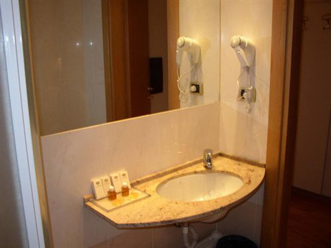 Bathroom 5, Terminal Hotel, Milano