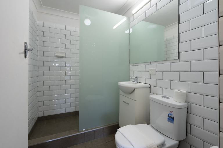 Bathroom 5, Manly Waves Studios & Apartments, Sydney