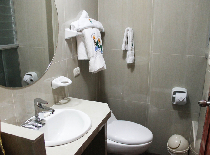 Bathroom 3, Hanaqpacha Inn, Urubamba