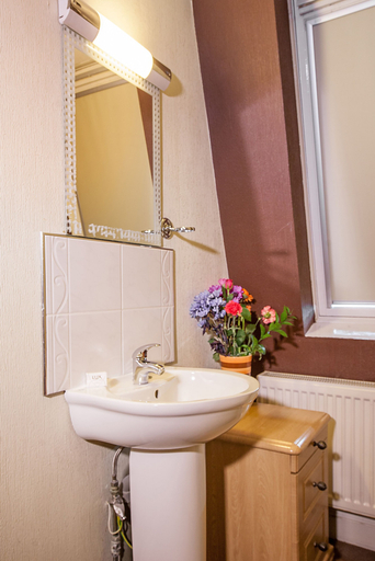 Bathroom 4, The Fairway Hotel, London
