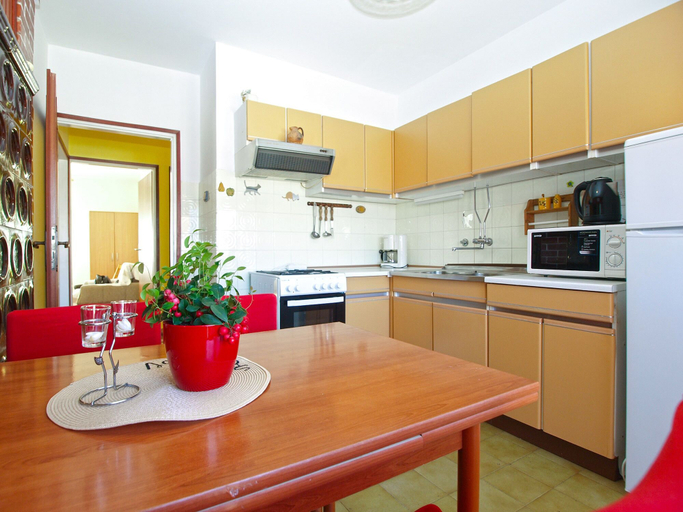 Others 5, Apartment 686, Pula
