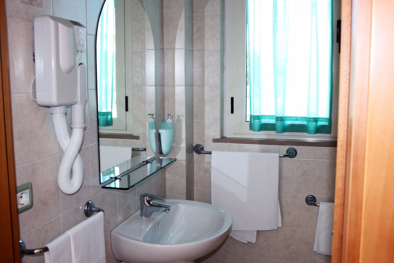 Bathroom 4, Hotel San Remo, Teramo