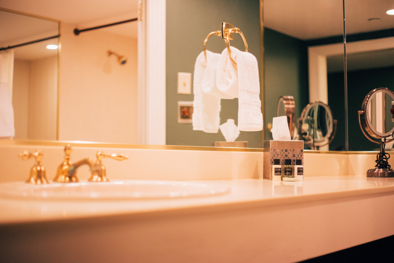 Bathroom 4, The Remington Suite Hotel and Spa, Caddo