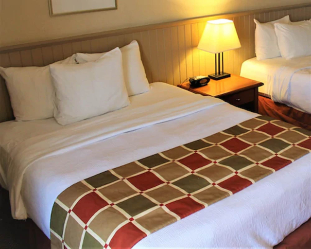 Bedroom 3, Charlottetown Inn & Conference Centre, Queens