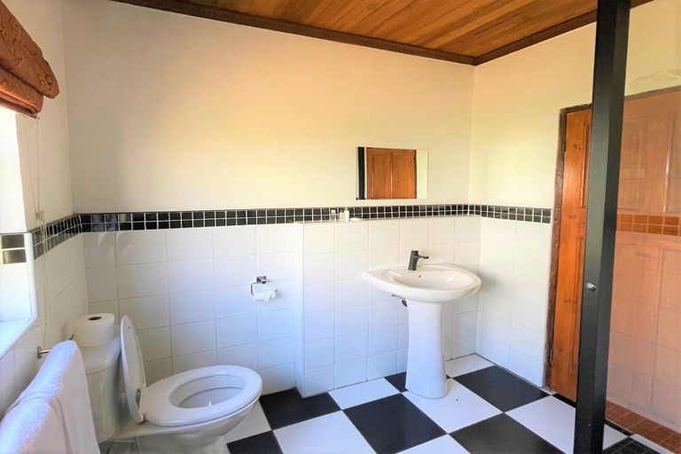 Bathroom 5, Himeville Arms, Sisonke