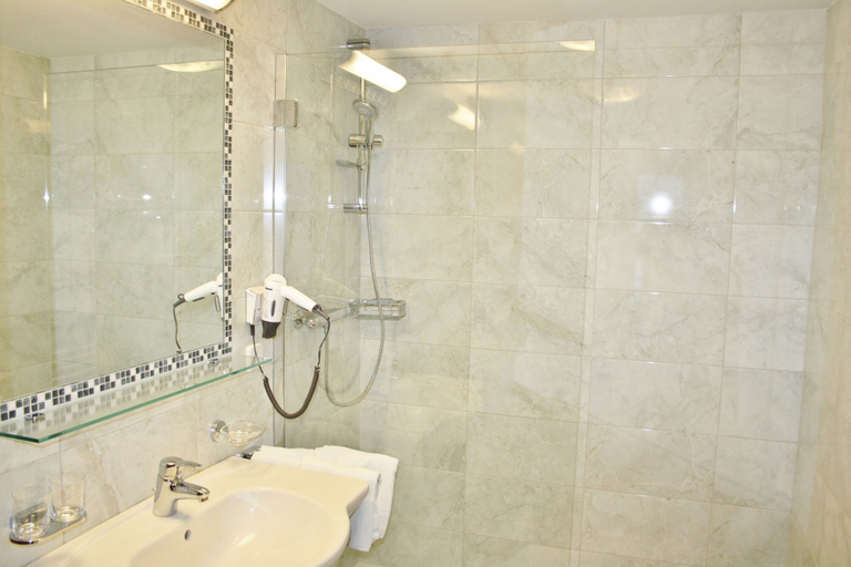 Bathroom 2, Hotel Schönegg, Innsbruck Land