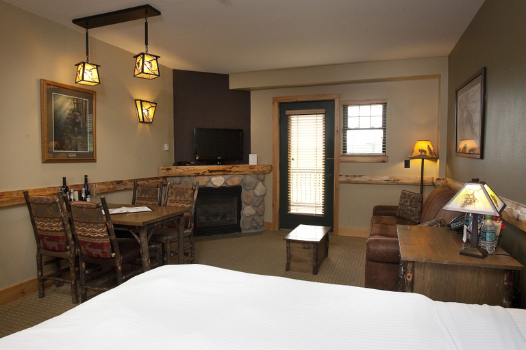 Bedroom 2, Hope Lake Lodge & Indoor Waterpark, Cortland