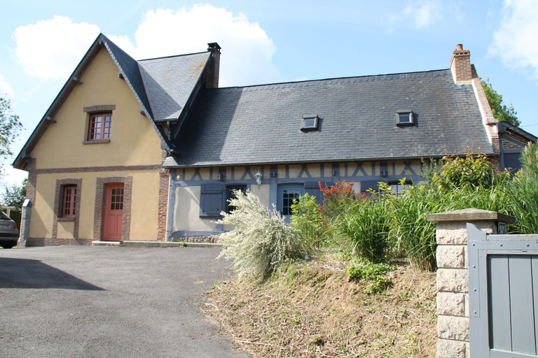 Exterior & Views