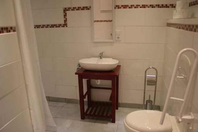Bathroom 4, Rolling Vista, Vulkaneifel