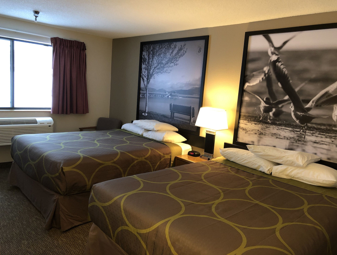 Bedroom 3, Super 8 by Wyndham Salmon Arm, Columbia-Shuswap