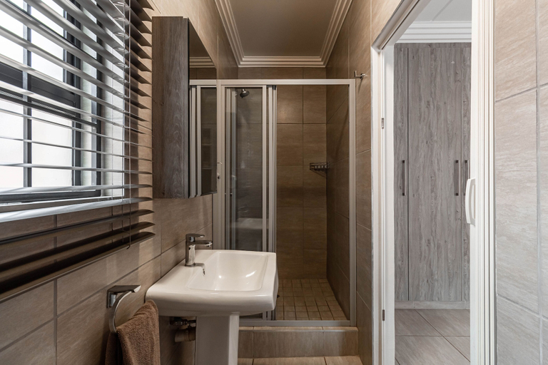 Bathroom 4, Camelot Guest House & Apartments, Dr Kenneth Kaunda