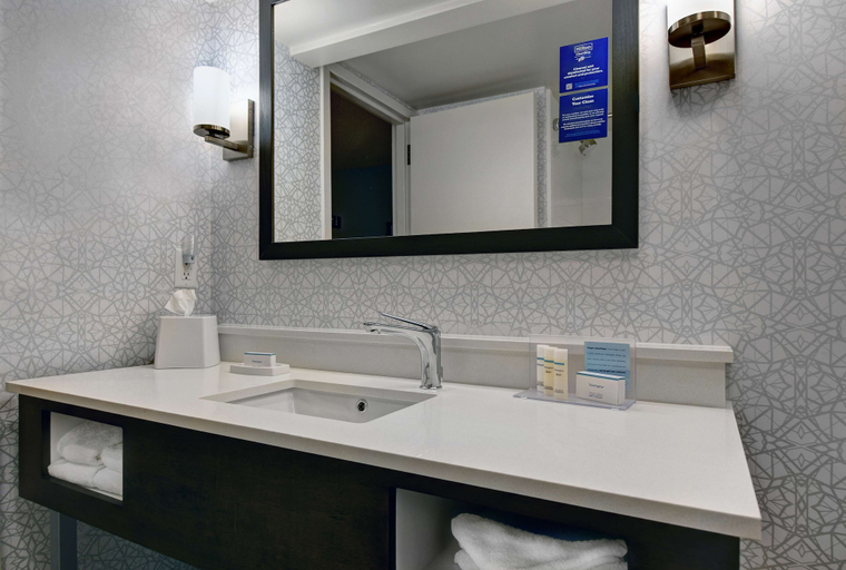 Bathroom 4, Hampton Inn Charleston/Mount Pleasant-Patriots Point, Charleston