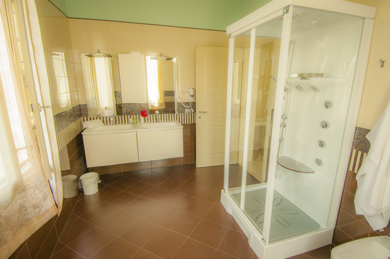 Bathroom 4, Hotel Villa Maranello, Modena