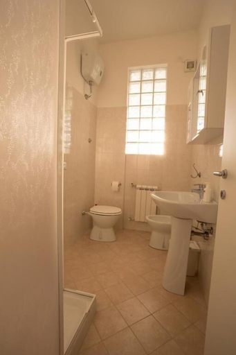 Bathroom 3, Home Sweet Home, Pisa