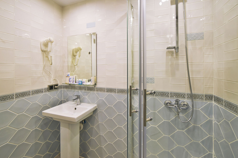 Bathroom 2, Markell Hotel, Northern