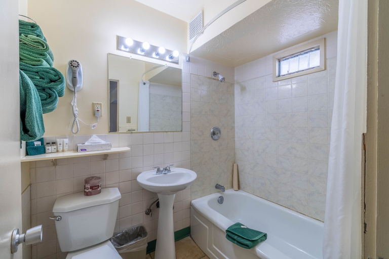 Bathroom 3, Canadas Best Value Desert Inn & Suites Cache Creek, Thompson-Nicola