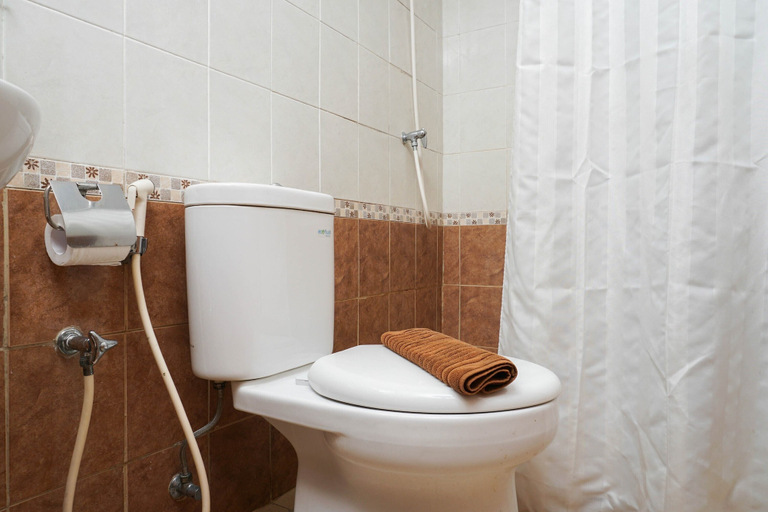 Bathroom 5, 3BR Executive Residence at Grand Palace Kemayoran by Travelio, Jakarta Pusat