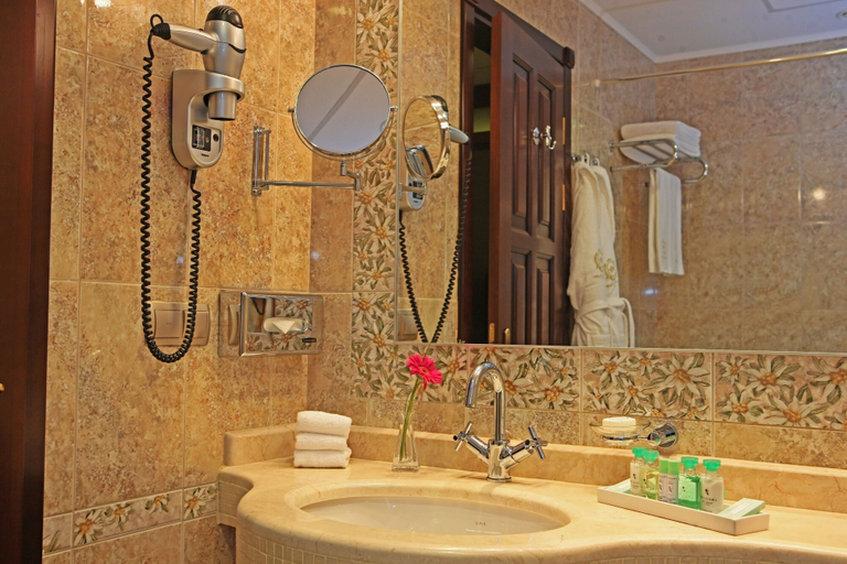 Bathroom 5, Grand Hotel Polyana, Sochi gorsovet