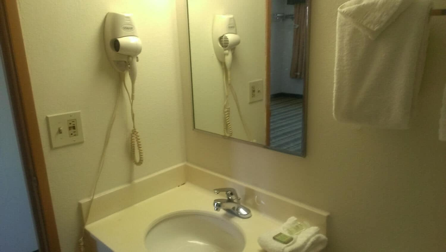 Bedroom 4, Quality Inn, New Haven