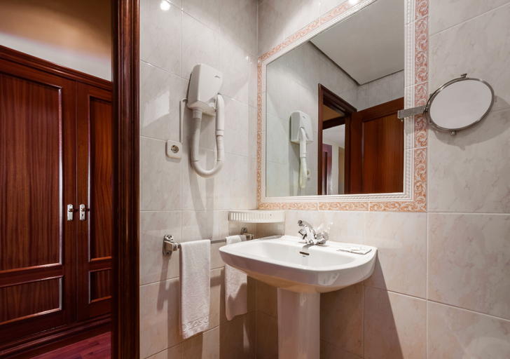 Bathroom 4, Hotel Los Olivos, Madrid