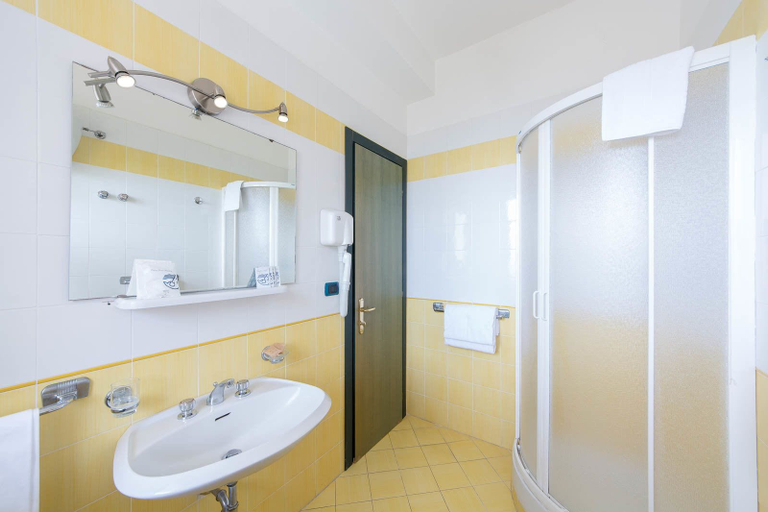 Bathroom 5, La Residenza Aparthotel, Salerno