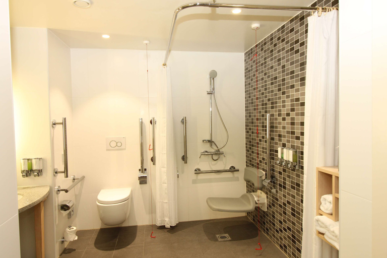 Bathroom 4, Hampton by Hilton London Excel, London
