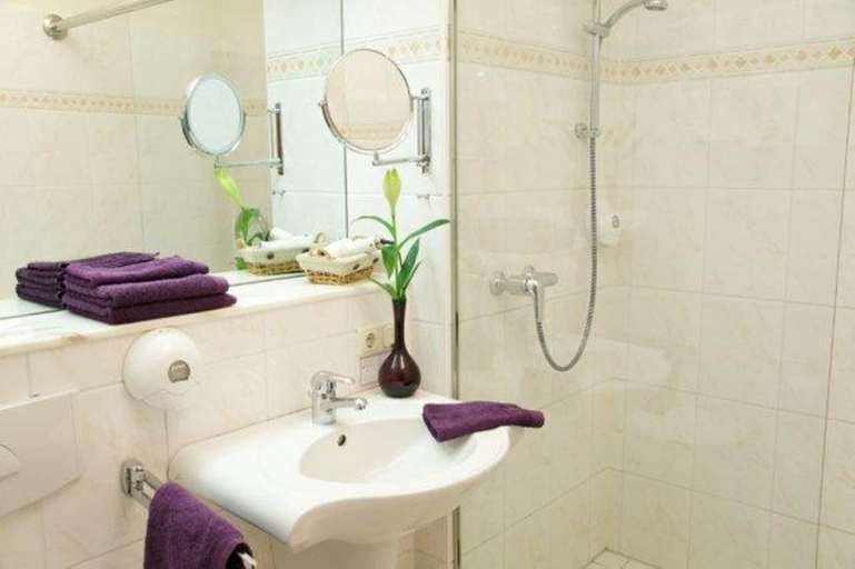 Bathroom 5, PARKHOTEL Rosarium, Pinneberg