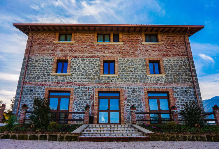 Exterior & Views