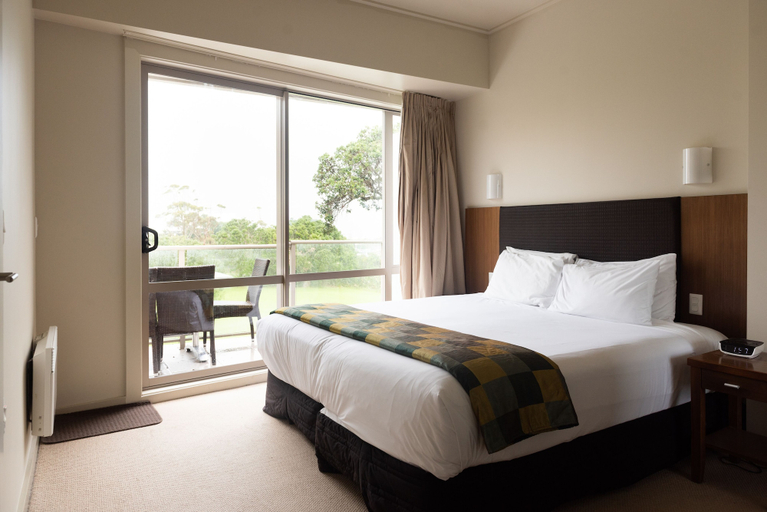 Bedroom 4, Ocean Breeze Hotel, Waitakere