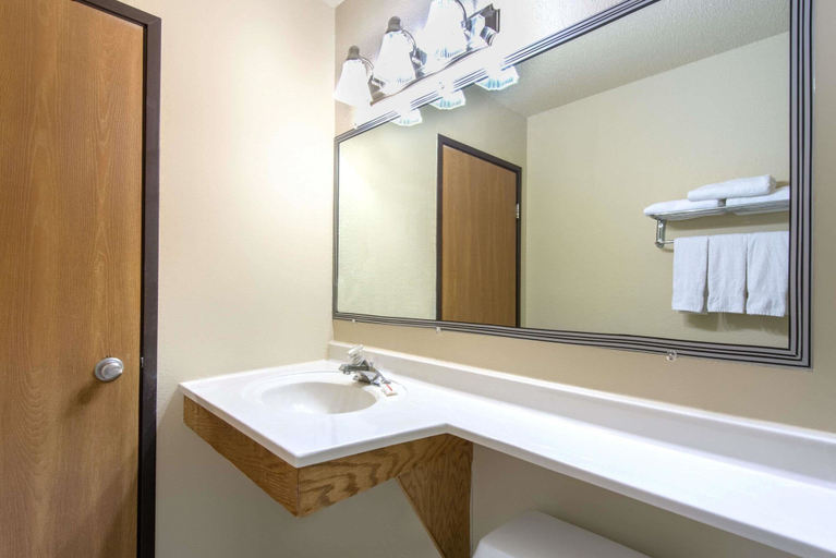 Bathroom 4, Super 8 by Wyndham Youngstown/Austintown, Mahoning