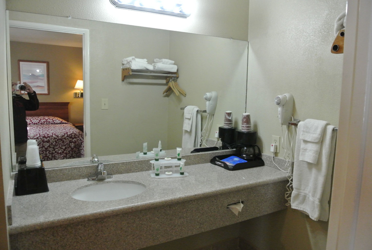 Bathroom 5, Vino Inn & Suites, San Luis Obispo