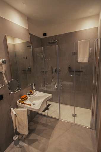 Bathroom 5, Hotel Vinci Sirmione, Brescia